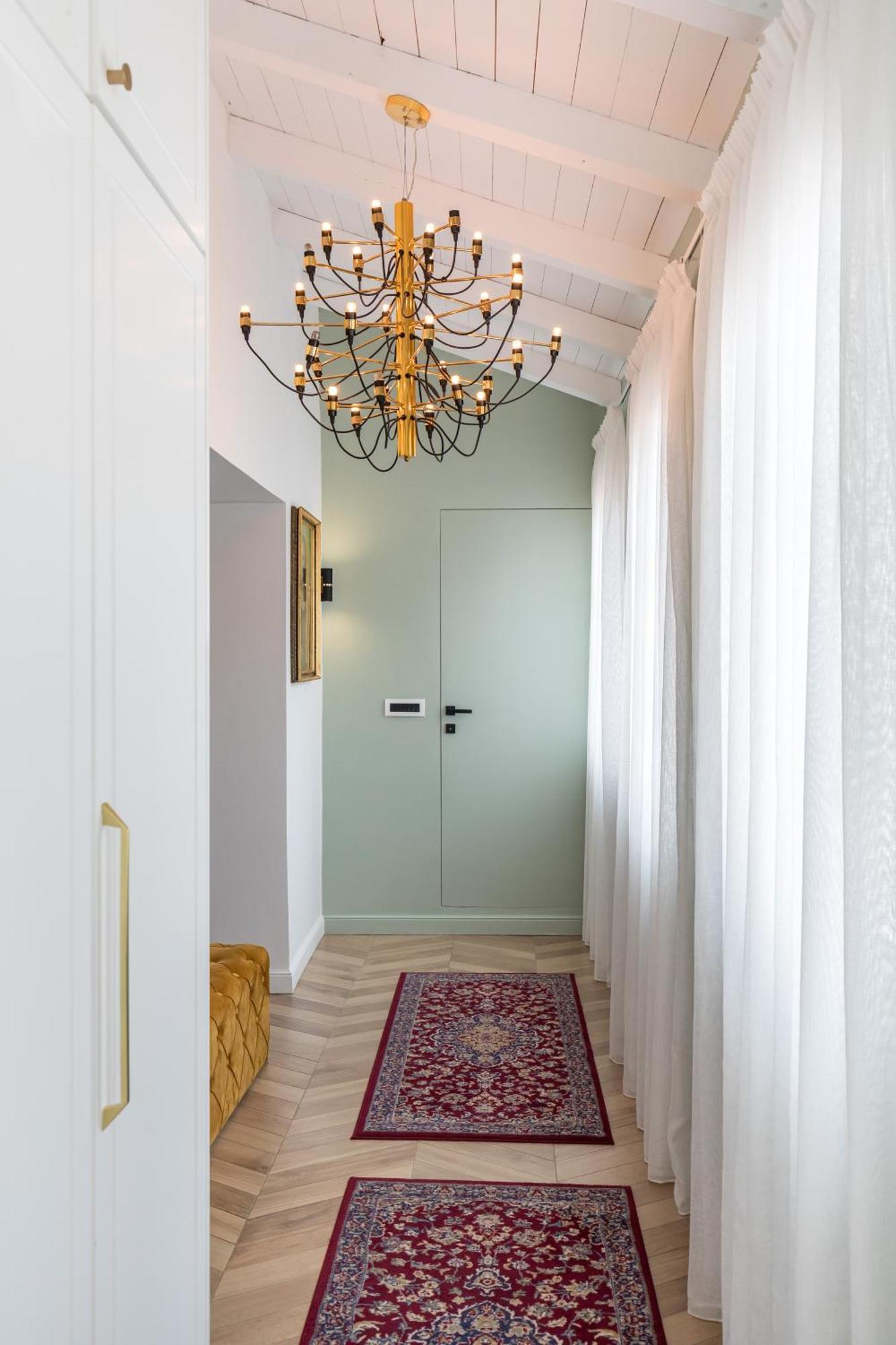 Eclectic Duplex With Sundeck Terrace *